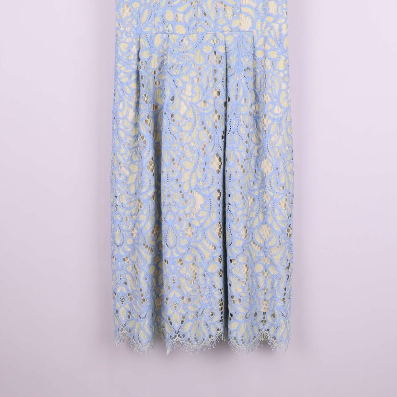 Nedre del av klänningen med spetskant och volym