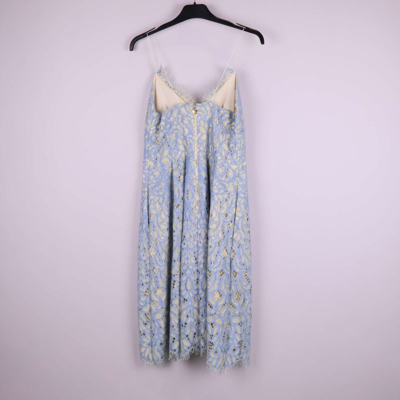 Baksidan av spetsklänning med dragkedja och axelband