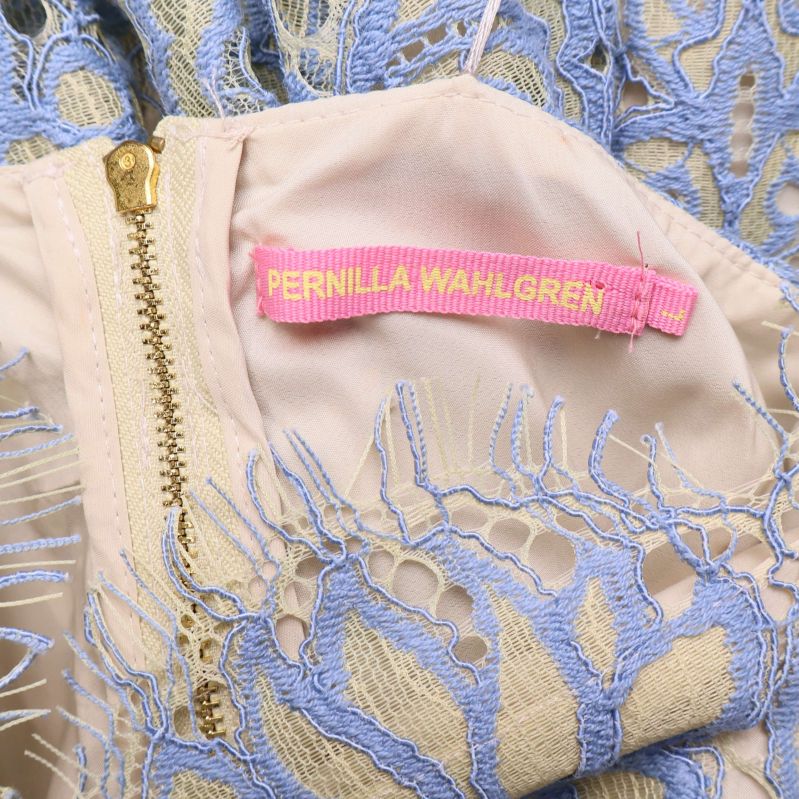 Närbild på insida med rosa etikett märkt Pernilla Wahlgren