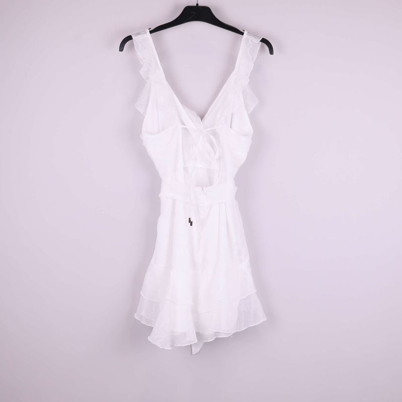 Vit omlottklänning med volanger på galge baksida