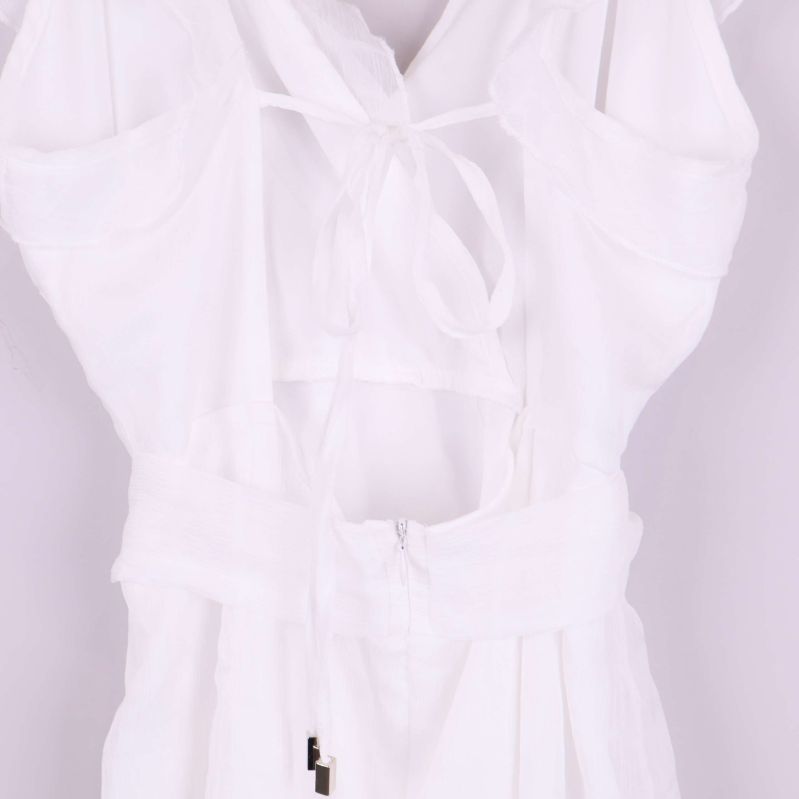 Närbild av klänningens midjedetaljer och snörning bak