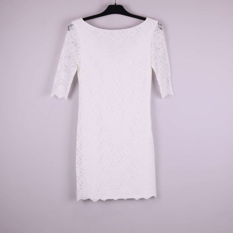 Vit spetsklänning med rund hals och halvärmade ärmar