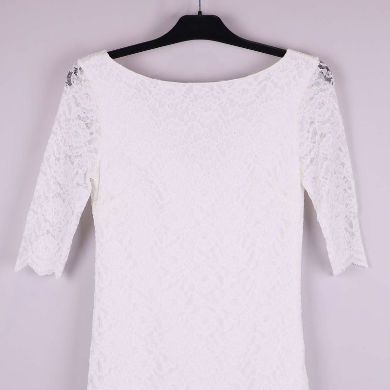 Närbild på klänningens överdel och spetsstruktur