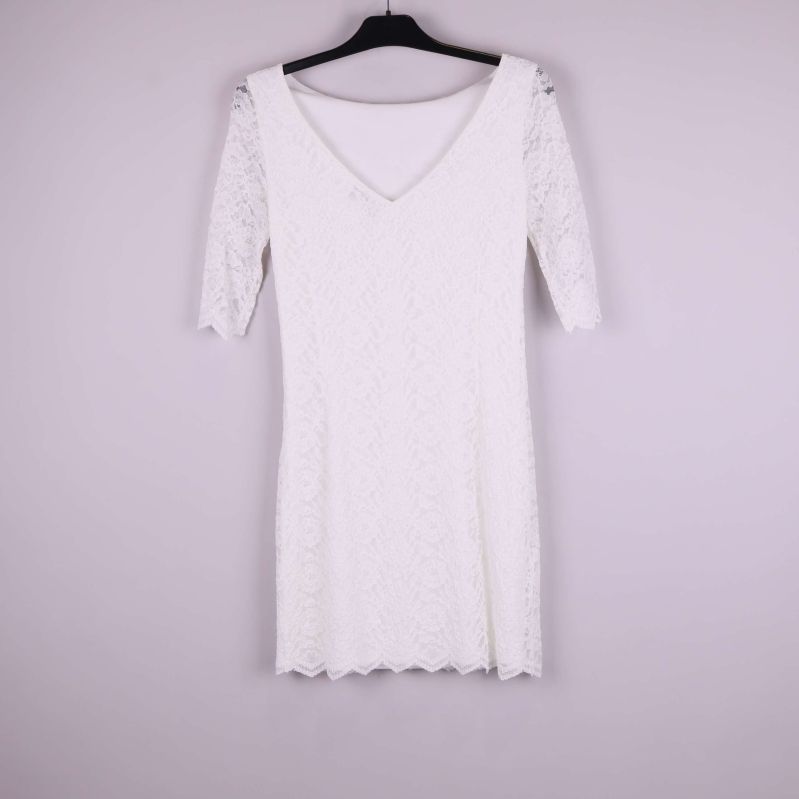 Vit spetsklänning med V-ringad rygg och halvärmade ärmar