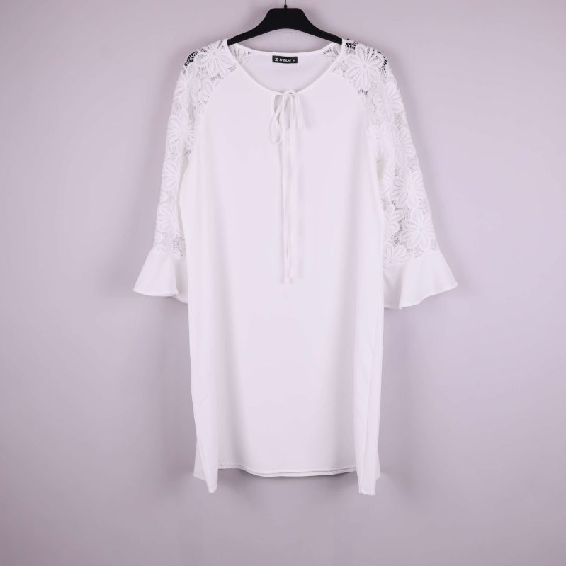 Vit klänning med spetsärmar hängande framifrån