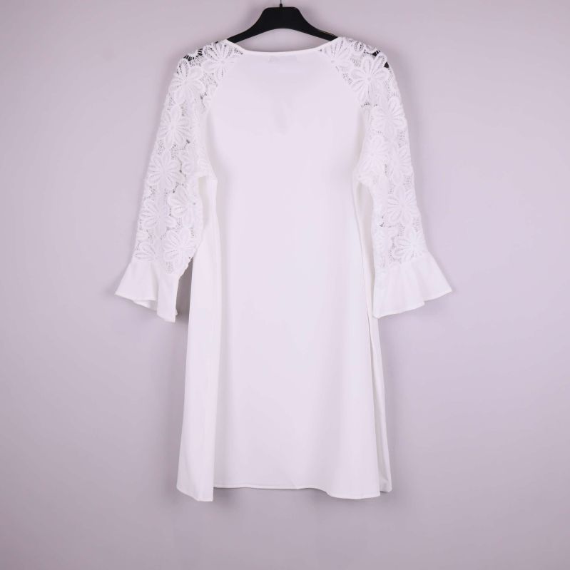 Vit klänning med spetsärmar bakifrån på galge