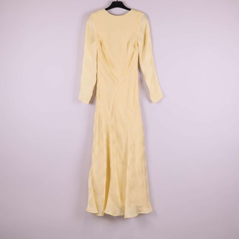 Lång gul klänning bakifrån, helt utdragen