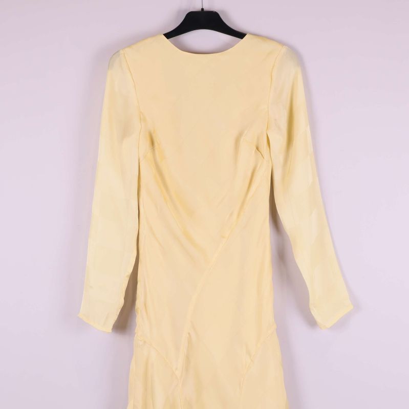 Närbild på överdelen med v-ringning och dragkedja