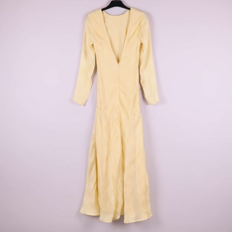 Lång gul klänning framifrån med djup v-ringning