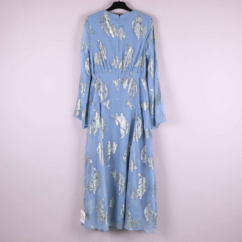 Ljusblå lång klänning med paljetter sedd bakifrån