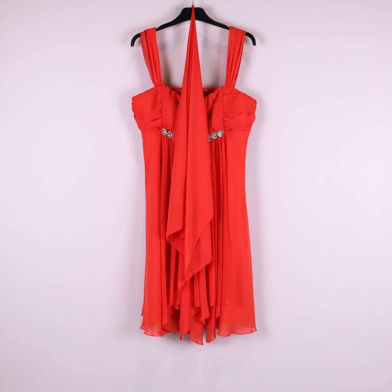 Röd klänning med strassdetalj framtill på galge