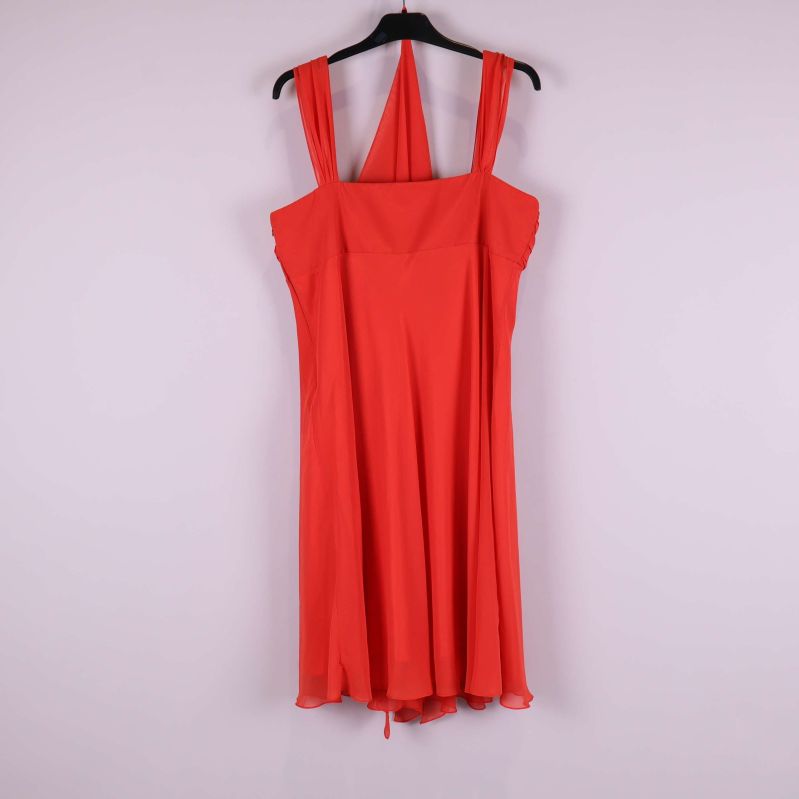 Baksida av röd klänning med breda axelband