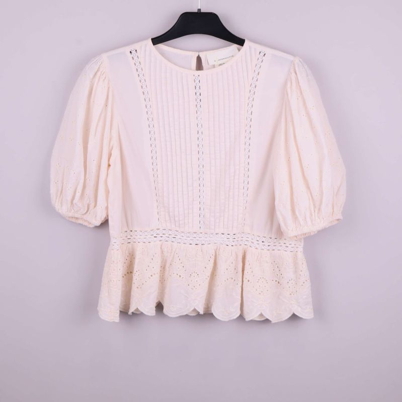 Krämvit broderad blus upphängd framifrån