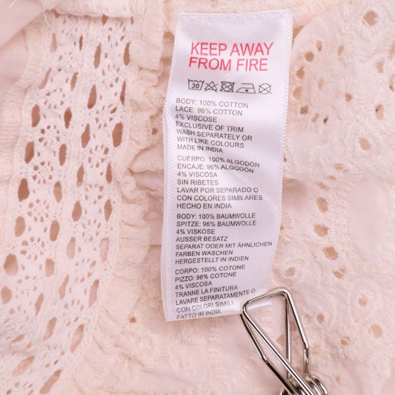 Närbild på materialetikett 100% bomull kropp