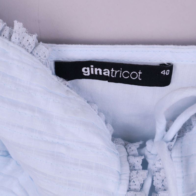 Nära bild på etikett gina tricot och storlek 40