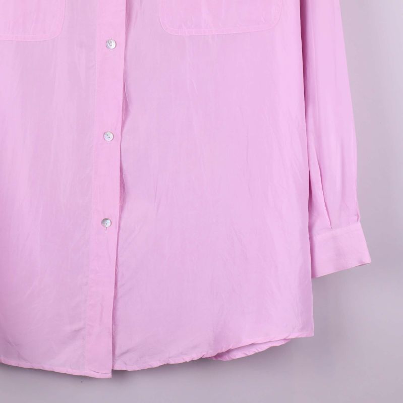 Närbild på ärm och nederkant av rosa skjorta
