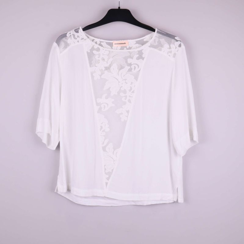 Vit topp med spets på framsidan och korta ärmar