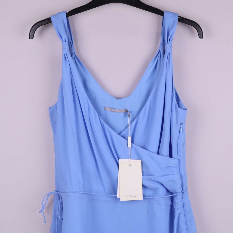 Ljusblå omlottopp med prislapp och draperade axelband