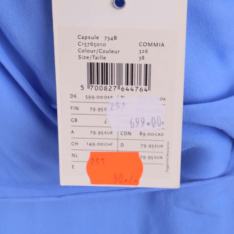 Storleks- och prisetikett på ljusblå topp från InWear