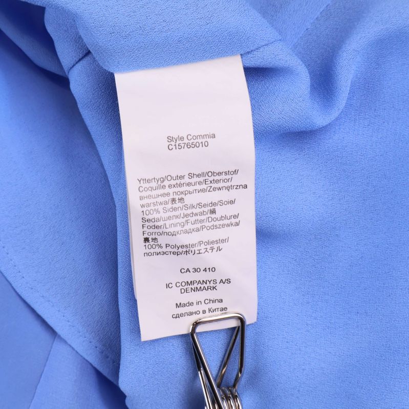 Materiallapp på ljusblå topp med materialspecifikation