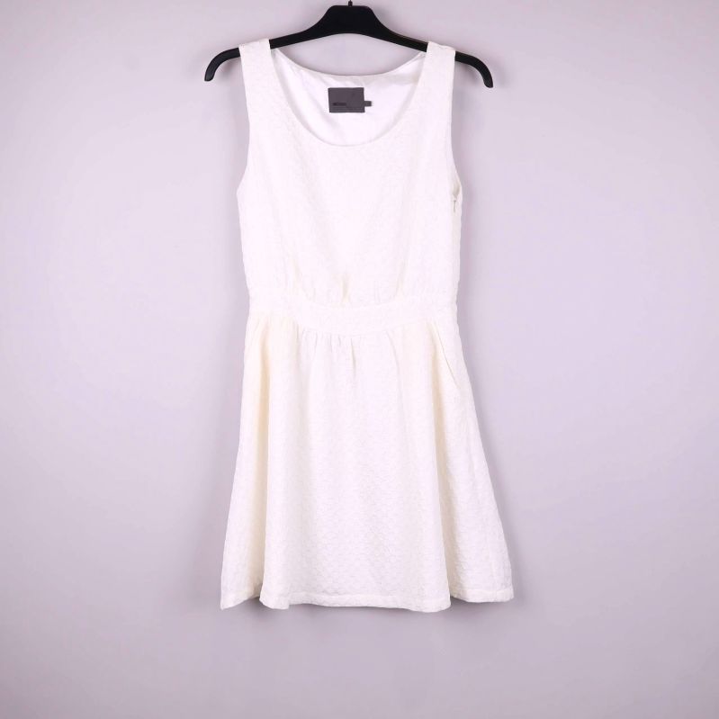 Ärmlös vit klänning med struktur på galge