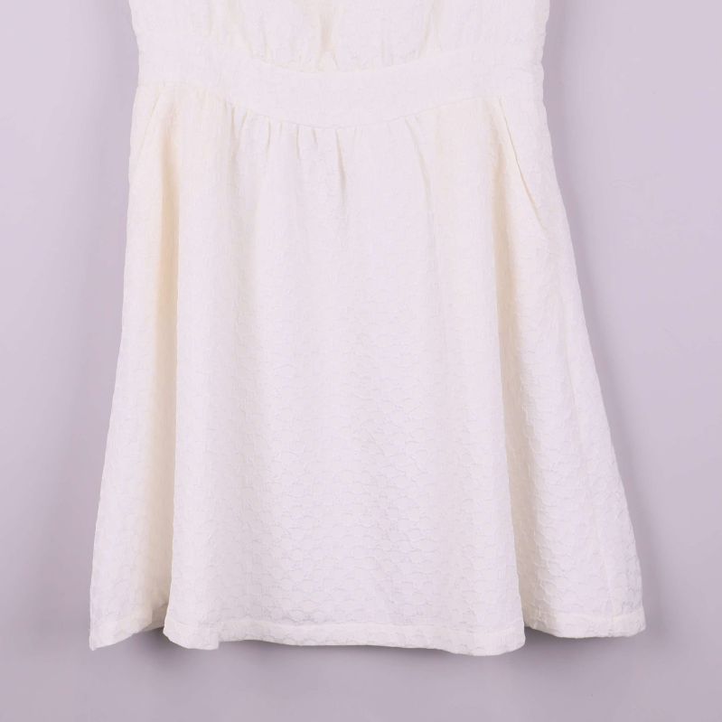 Nedre del av klänningen med diskret strukturmönster