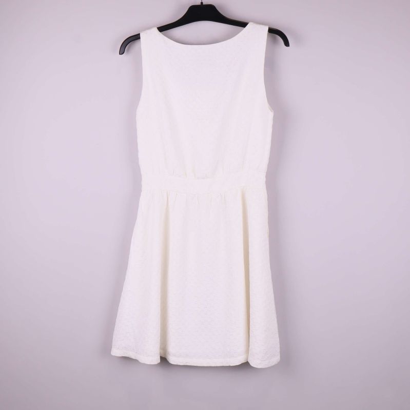 Baksidan av vit ärmlös klänning med struktur