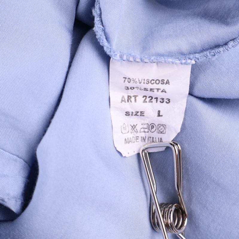 Materialetikett med texten 70% viskose, 30% seta