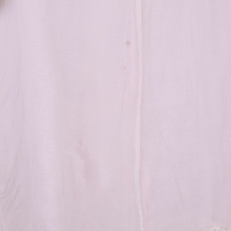 Närbild på ljus fläck på klänningens baksida