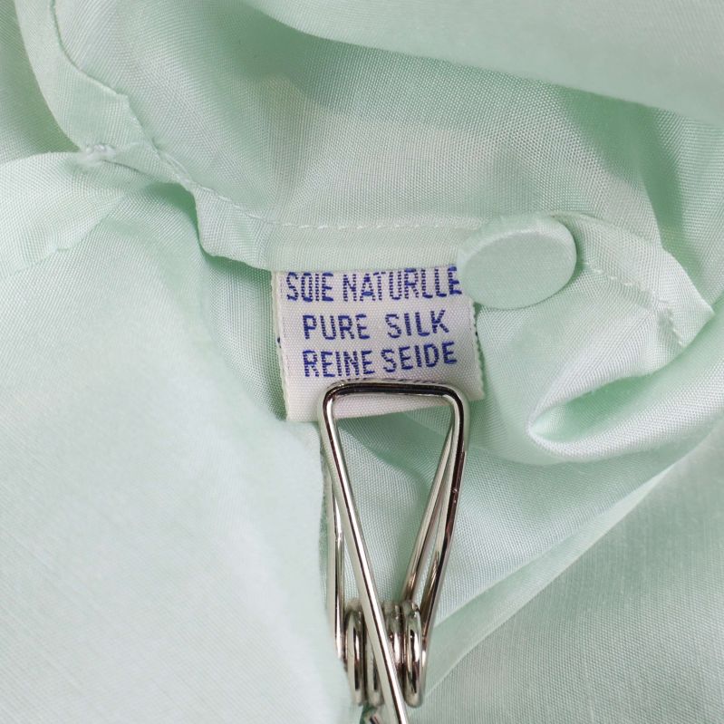 Materiallapp med texten pure silk samt översättning