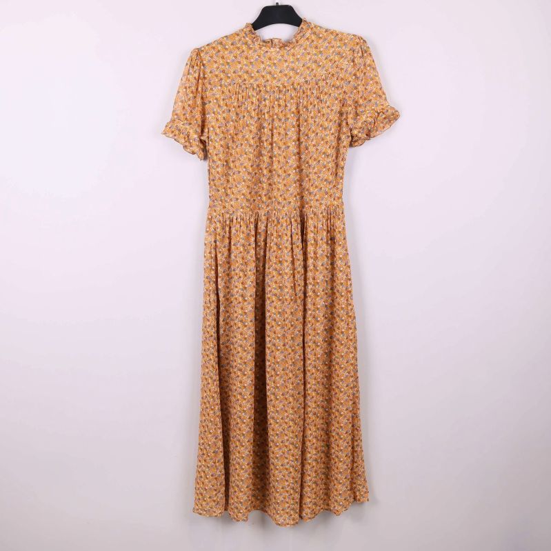 Blommig klänning sedd rakt framifrån på galge