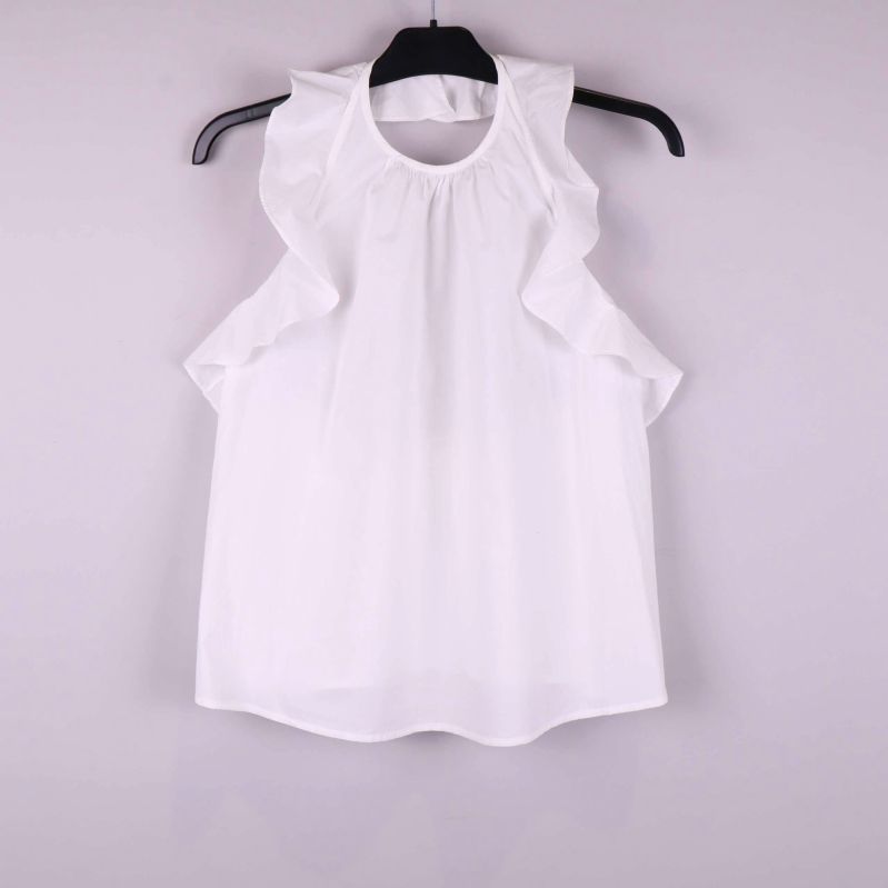 Vit ärmlös blus med volanger framtill på galge