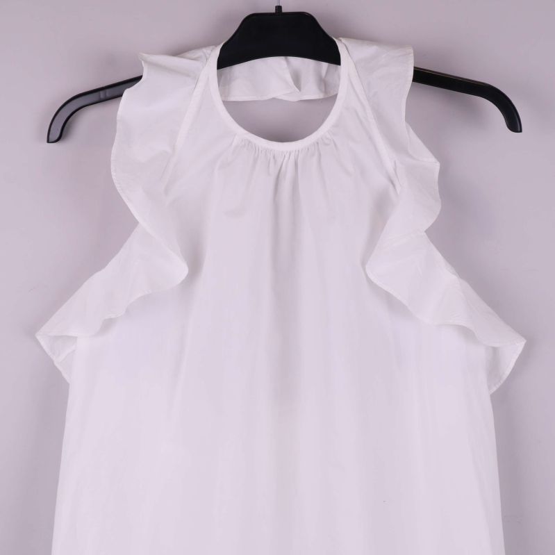 Detaljbild på hals och volanger av blus