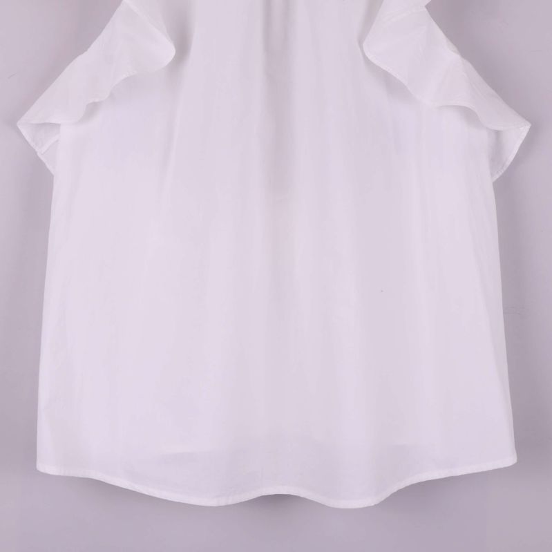 Nederkant på vit ärmlös blus utan synliga mönster