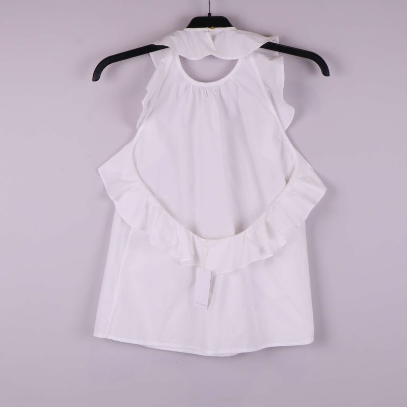 Baksidan av vit blus med volangkant och knäppning