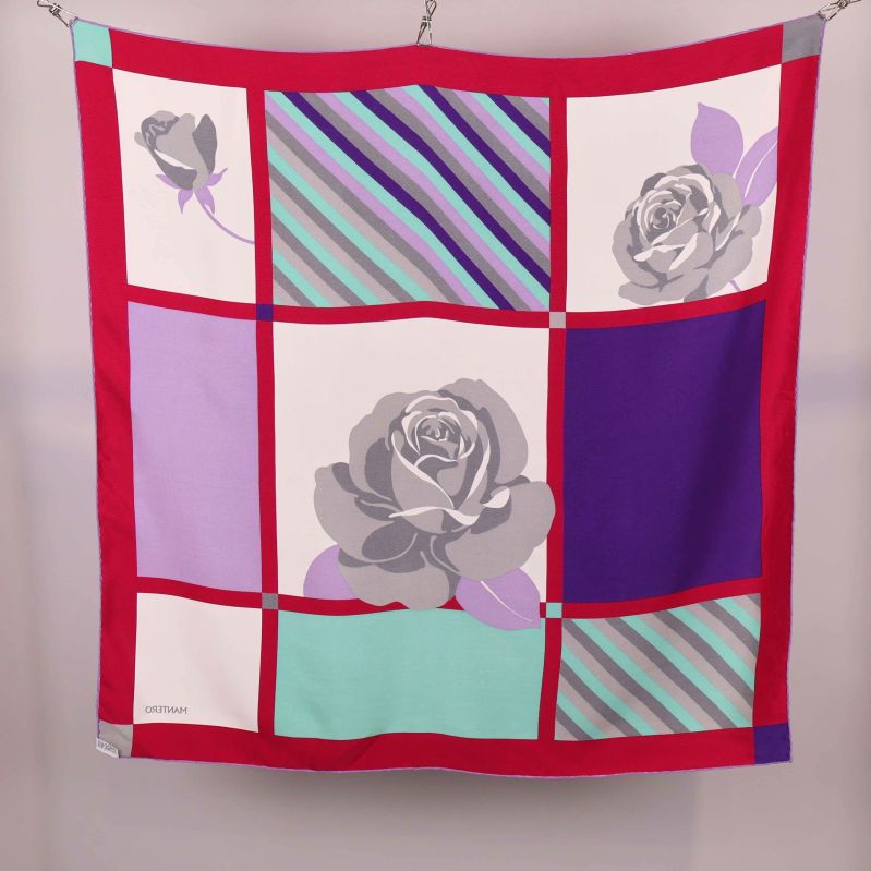 Baksidan av scarf med rosor och ränder i olika färger