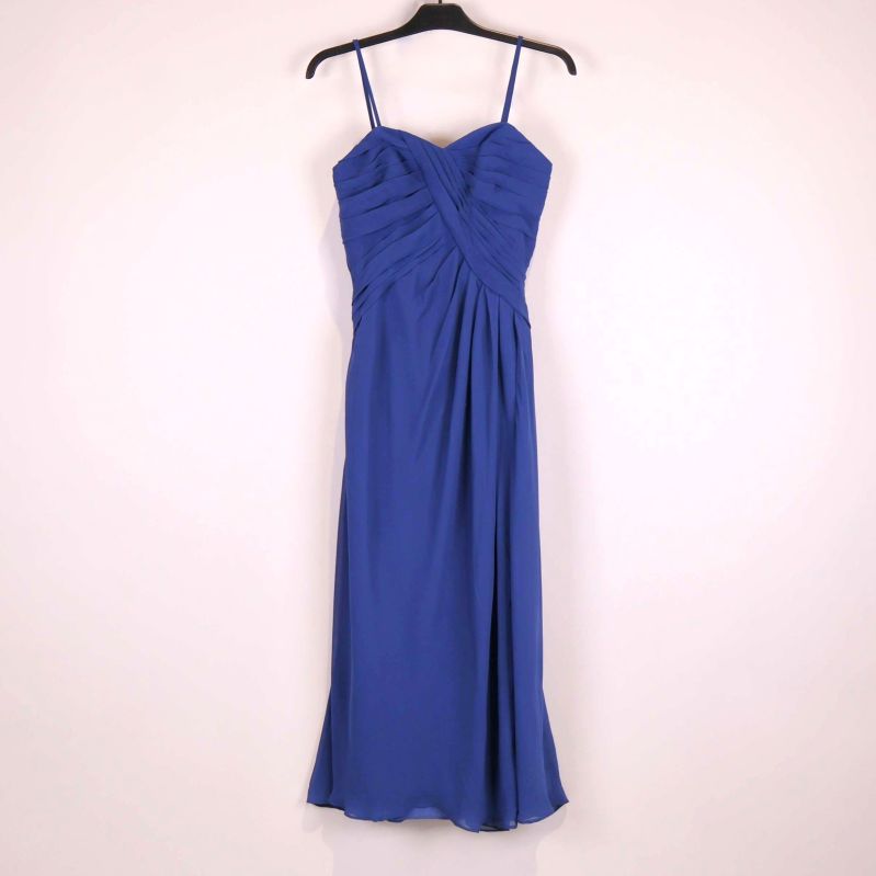 Midilång blå klänning med tunna axelband på galge