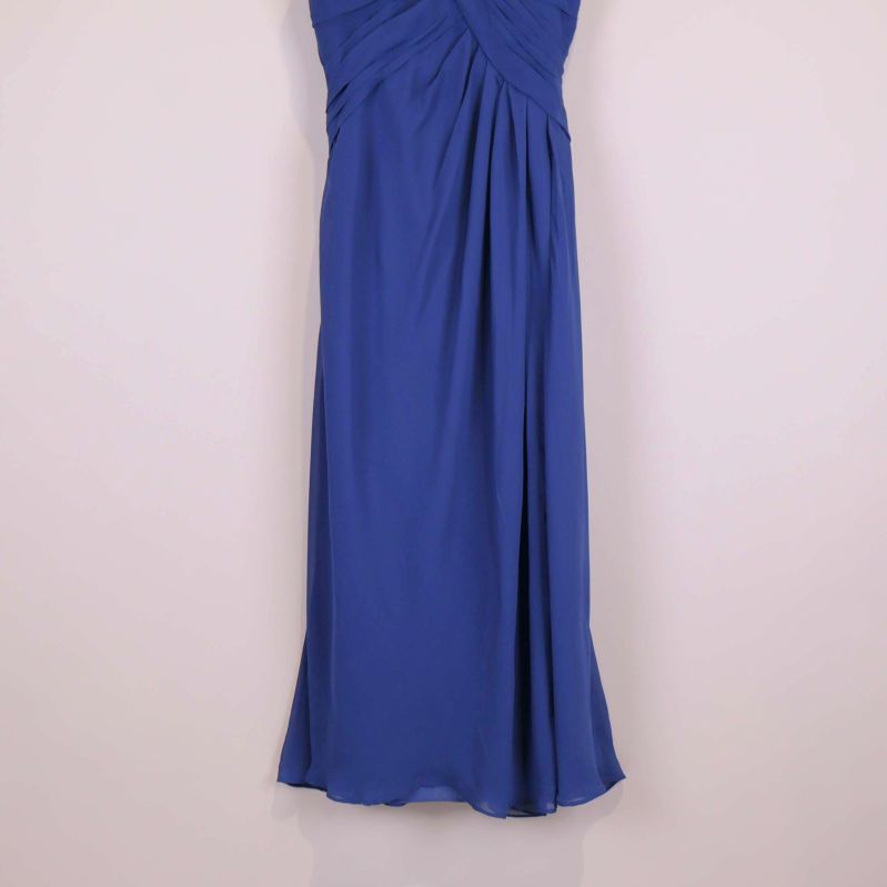 Nedre delen av klänningen visar mjukt fallande tyg