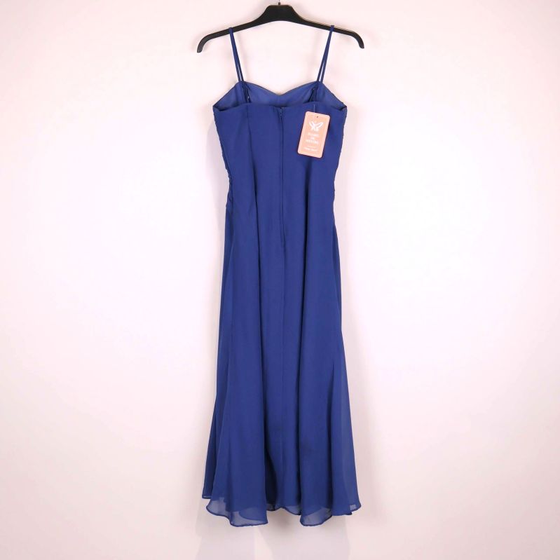 Baksida av blå klänning med dragkedja och axelband