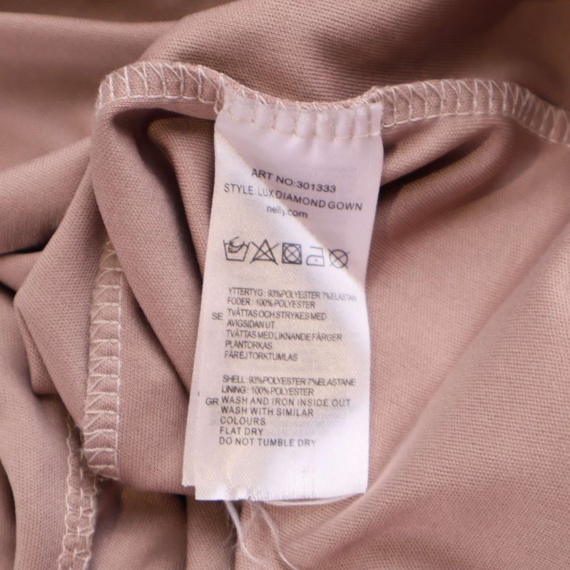 Tvättrådsetikett med materialinformation i klänningen