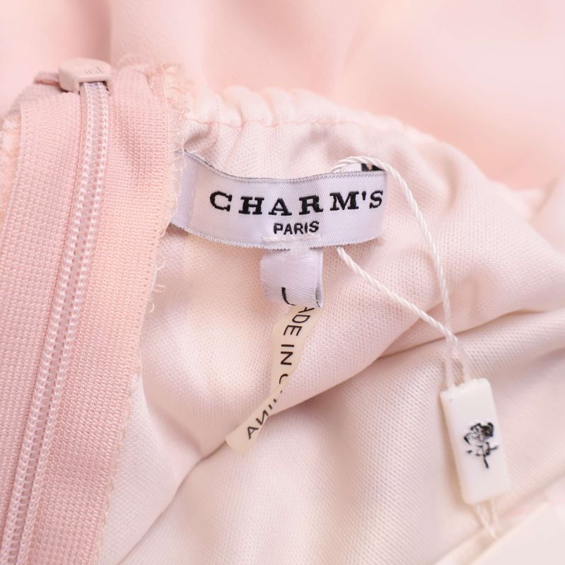 Närbild på Charms Paris varumärkesetikett inuti klänningen