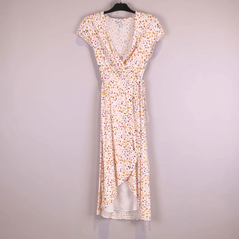 Omlottklänning med färgglatt mönster på galge framifrån