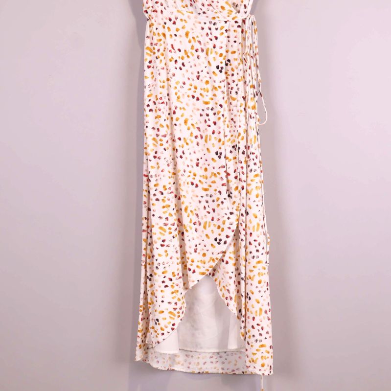 Kjolens nederkant och omlottkonstruktion syns