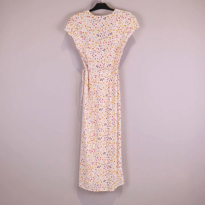 Omlottklänning med färgglatt mönster på galge bakifrån