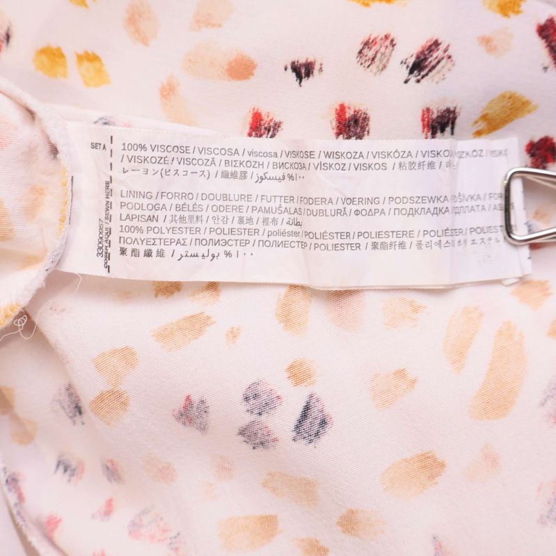 Närbild på materialetikett med viskos och polyester