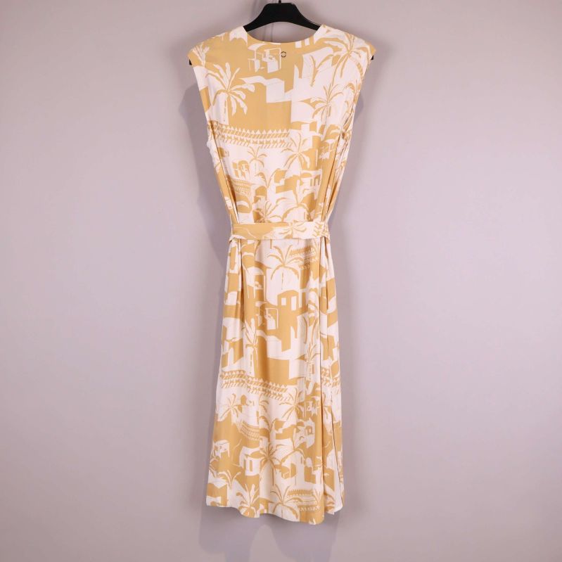 Baksida av klänning med palm- och stadsprint