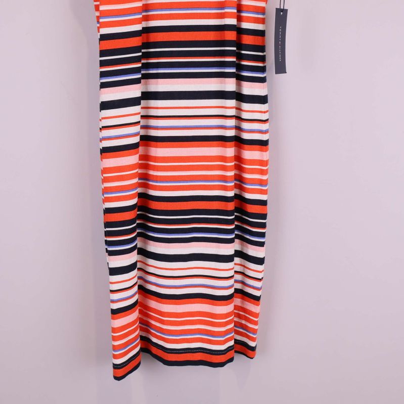 Nedre delen av randig klänning med färgglada ränder