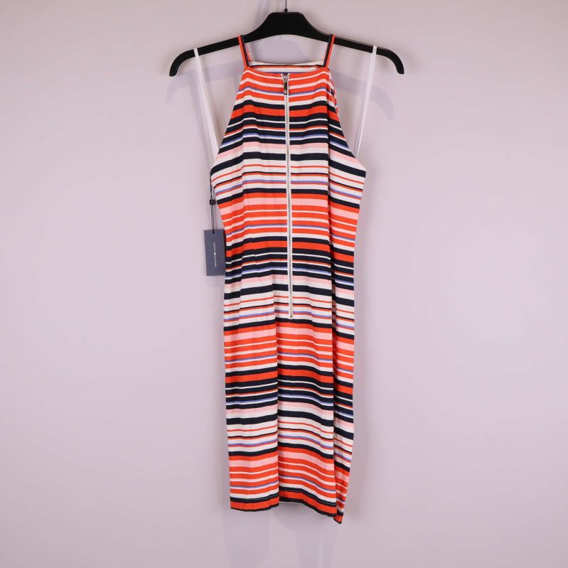 Randig klänning bakifrån med dragkedja synlig