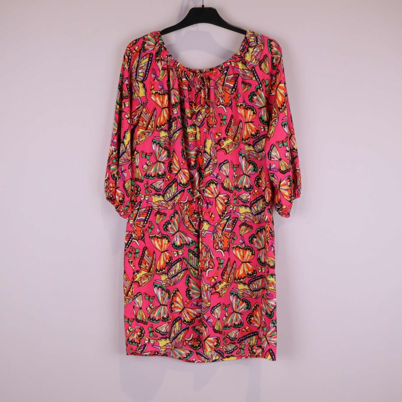 Helbild av klänning med fjärilsmönster på galge