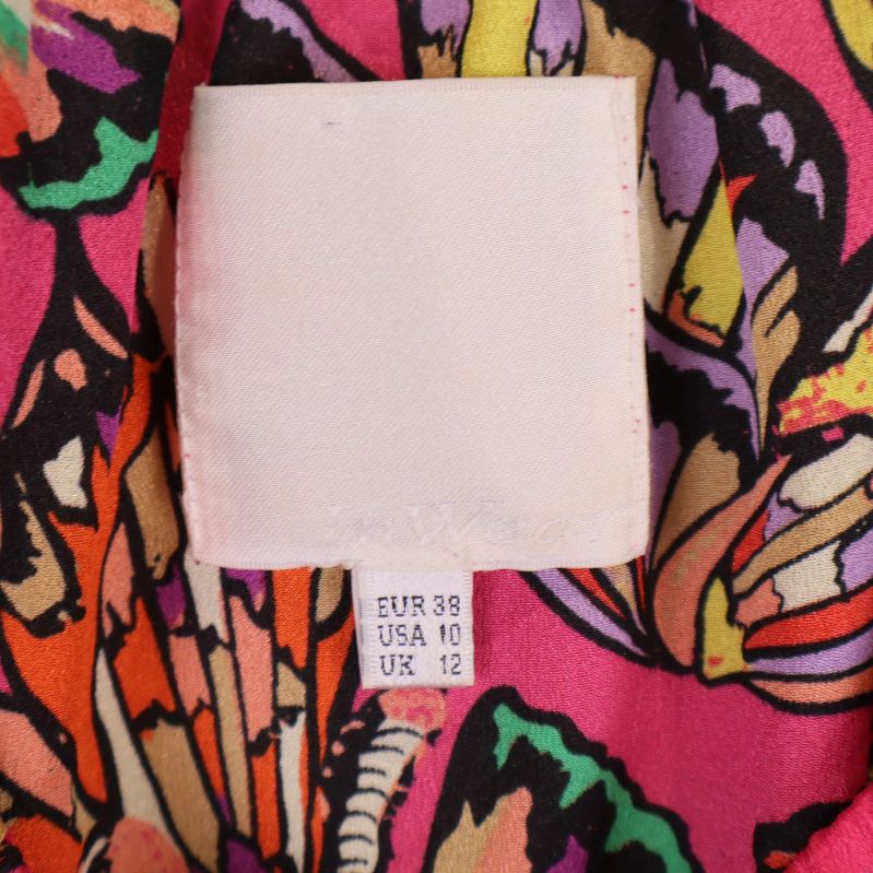 Storleksetikett visar EU 38 på klänningen